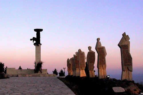 Amiras, o.D., Die Gedenkstätte für die ermordeten Bewohner der umliegenden Bergdörfer und aus Myrtos, www.kreta-wiki.de, Wolfgang Kistler