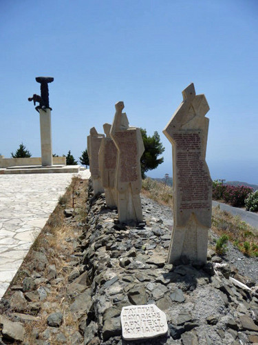 Amiras, o.D., Die Gedenkstätte für die ermordeten Bewohner der umliegenden Bergdörfer und aus Myrtos, www.kreta-wiki.de, Anette Windgasse