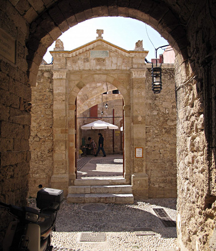 Rhodos-Stadt, 2009, Eingang zur 1577 erbauten Kahal-Shalom-Synagoge, Louis Davidson