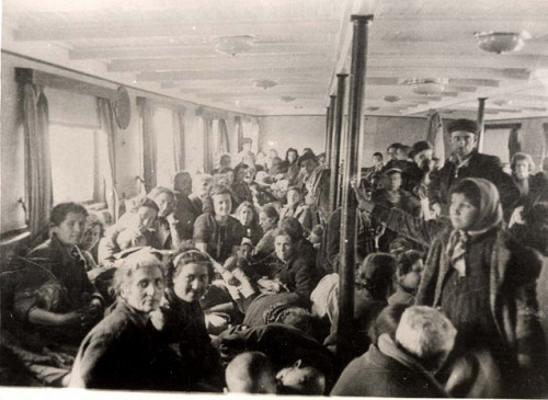 Lom, März 1943, Juden aus Thrakien und Mazedonien an Bord des Bootes »Karadorde«, mit dem sie donauaufwärts deportiert werden, Yad Vashem