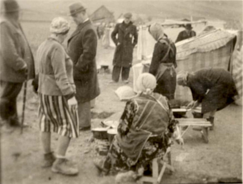 Şimleu Silvaniei, 1944, Juden hausen in einem Zeltlager im Ghetto bei Şimleu Silvaniei, Yad Vashem