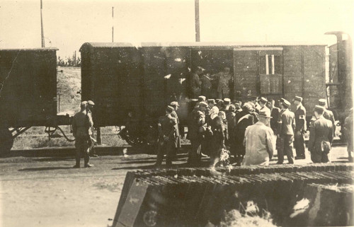 Lodz, 1944, Am Bahnhof Radegast werden Menschen in Waggons getrieben, Żydowski Instytut Historyczny
