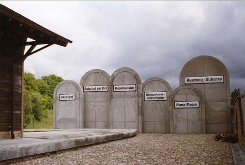 Lodz, o.D., Symbolische Grabsteine mit den Namen deutscher Konzentrationslager, Stiftung Denkmal