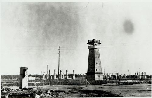 Salaspils, nach 1944, Lagergelände mit Wachturm, Bundesarchiv Ludwigsburg