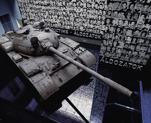Budapest, o.D., Sowjetischer Panzer des Typs T-54 vor einer Wand mit Portraits von Opfern, Terror Háza