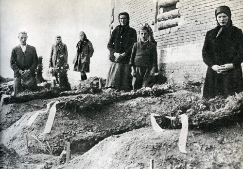 Zamość, 1944, Opfer werden vor der Rotunde beigesetzt, Muzeum Zamojskie