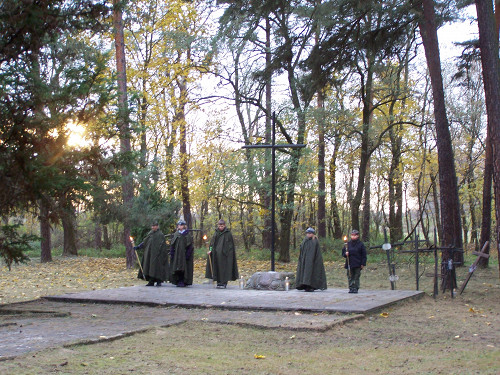 Meseritz-Obrawalde, 2010, Pfadfinder bei einer Gedenkveranstaltung auf dem Friedhof, Samodzielny Publiczny Szpital Dla Nerwowo i Psychicznie Chorych w Międzyrzeczu-Obrzycach