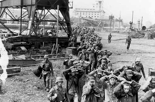Westerplatte, 1939, Polnische Verteidiger der Westerplatte werden durch deutsche Soldaten in die Kriegsgefangenschaft abgeführt, Public Domain