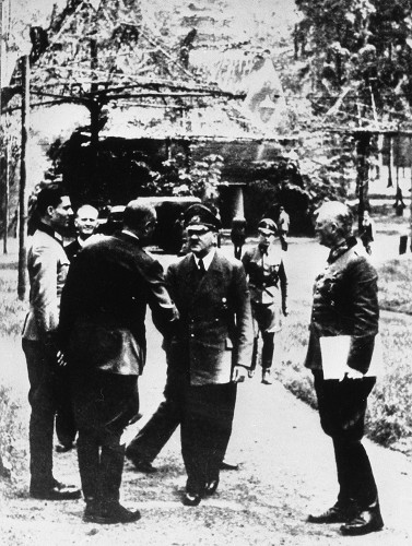 Rastenburg, 1944, Claus Schenk Graf von Stauffenberg, Karl-Jesko von Puttkamer, Adolf Hitler, Wilhelm Keitel am 15. Juli 1944, Bundesarchiv, Bild 146-1984-079-02