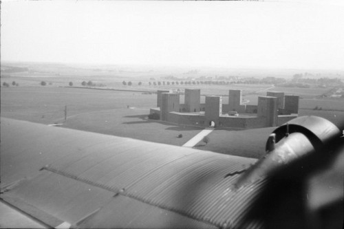 Bei Hohenstein, 1944, Denkmal für die Schlacht von Tannenberg, Luftaufnahme mit Teilen des Lagers im Hintergrund, Bundesarchiv, Bild 101I-679-8187-26, Sierstorpff