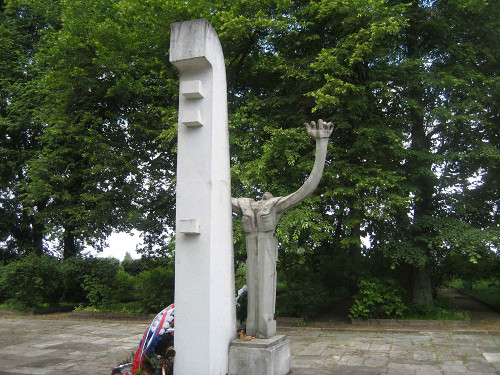 Hohenstein-Sauden, 2010, Plastik des polnischen Künstlers Ryszard Wachowski auf dem Friedhof, Stiftung Denkmal