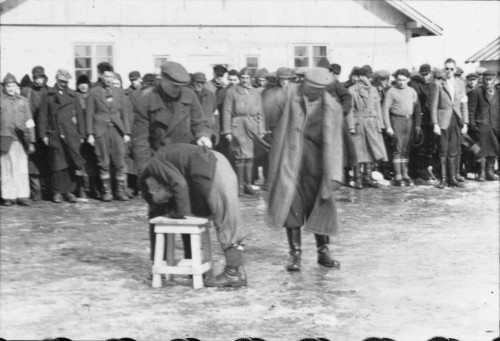Salaspils, 1941/42, Häftlinge müssen einen Mithäftling schlagen, Bundesarchiv Koblenz