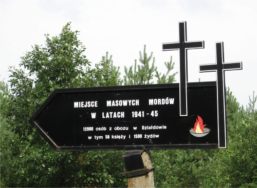 Wald von Bialutten, 2007, Wegweiser zu den Massengräbern der Ermordeten, Beax