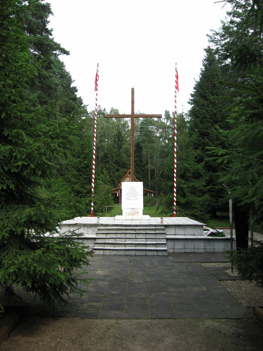 Wald von Bialutten, 2007, Denkmal für die Ermordeten, Beax