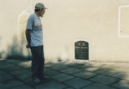 Memel, 2001, Jakob Rikler, Gründer der Gemeinde 1989 und Initiator der Wiederbelebung des Gemeindewesens vor der Gedenkwand, Stiftung Denkmal
