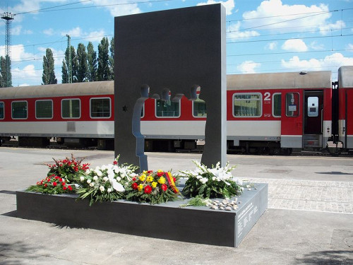 Pécs, 2010, Denkmal der jüdischen Märtyrer am Hauptbahnhof, Mária Úz