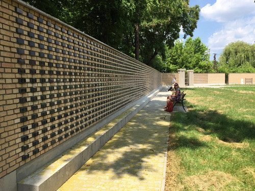 Békéscsaba, 2017, Die 2016 eingeweihte Gedenkmauer, jewish-bekescsaba.com