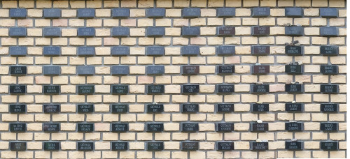 Békéscsaba, 2017, Namen ermordeter Juden auf der Gedenkmauer, jewish-bekescsaba.com