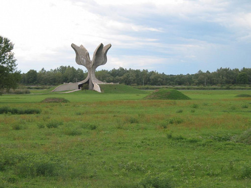 Jasenovac, 2007, Skulptur »Blume« von Bogdan Bogdanović auf dem historischen Gelände des Konzentrationslagers, Stiftung Denkmal, Stefan Dietrich