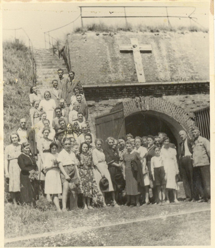 Posen, 1946, Gedenkveranstaltung mit Hinterbliebenen Ermordeter, Muzeum Martyrologii Wielkopolan Fort VII