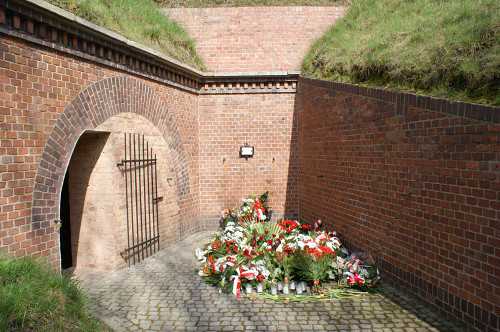 Posen, 2010, Die »Todeswand«, an der viele Häftlinge erschossen wurden, Muzeum Martyrologii Wielkopolan Fort VII