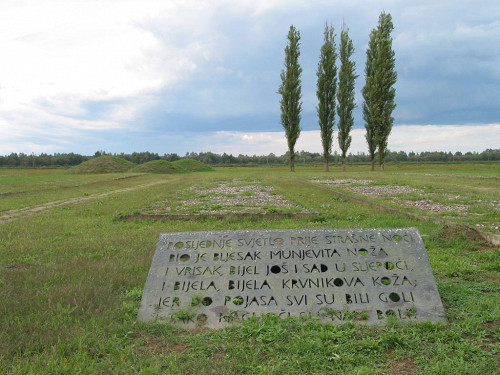 Jasenovac, 2007, Massengräber und eine 2002 aufgestellte Gedenktafel auf dem ehemaligen Lagergelände, Stiftung Denkmal, Stefan Dietrich