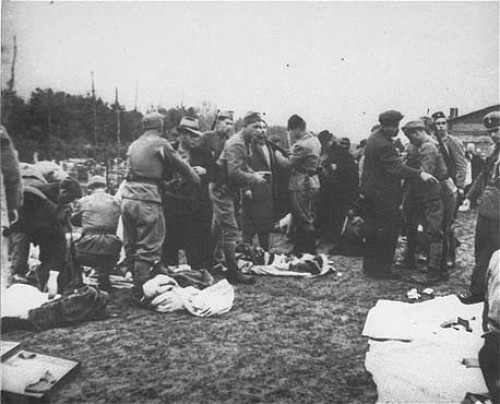 Jasenovac, 1941, Wachmänner der Ustascha nehmen neu angekommenen Häftlingen ihre Habseligkeiten ab, USHMM