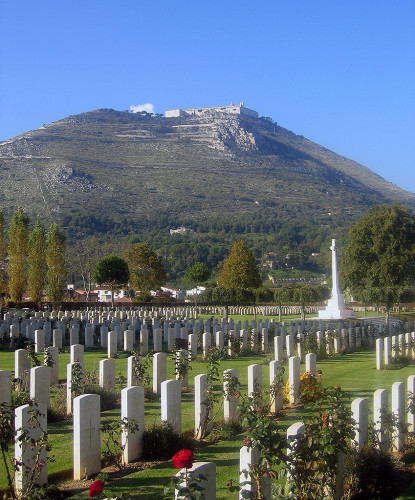 Montecassino, 2005, Commonwealth-Friedhof mit Abtei im Hintergrund, Barry Arnold.