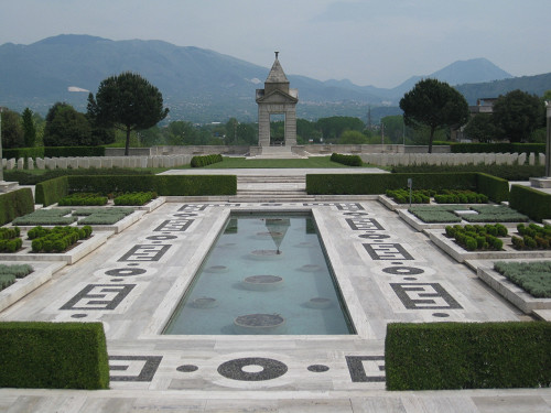 Montecassino, 2011, »Cassino Memorial« auf dem Commonwealth-Militärfriedhof, Farawayman, Creative Commons CC BY 2.0