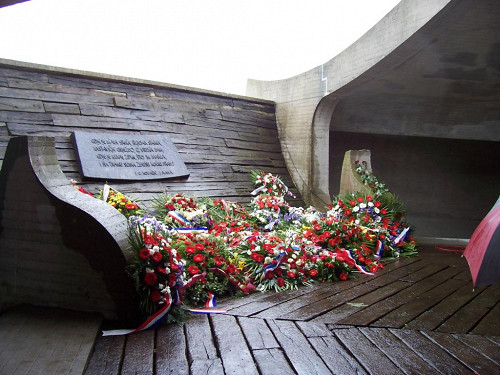 Jasenovac, 2006, Gedenktafel innerhalb der »Blume« bei einer Gedenkveranstaltung, Stiftung Denkmal, Stefan Dietrich