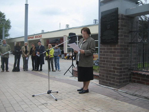 Königsberg, 2011, Die Überlebende Nechama Drober spricht bei der Einweihung der Gedenktafel, im Hintergrund der Eingang des Bahnhofs, Stiftung Denkmal