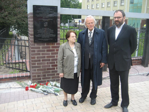 Königsberg, 2011, Die Überlebenden Nechama Drober und Michael Wieck mit dem Vorsitzenden der Jüdischen Gemeinde Kaliningrad, Wiktor Schapiro, Stiftung Denkmal