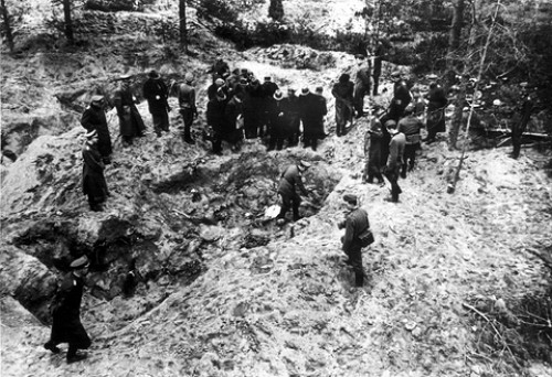 Katyn, 1943, Eine internationale Delegation besichtigt unter deutscher Leitung die Massengräber, Yad Vashem