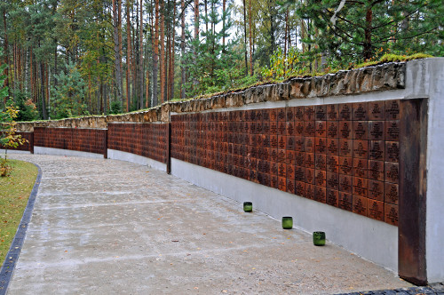 Katyn, 2009, Gedenkwand mit Namen ermordeter polnischer Offiziere, Dennis Jarvis