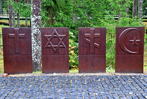 Katyn, 2009, Die vier Stelen stehen für die verschiedenen Religionen der Opfer, Dennis Jarvis
