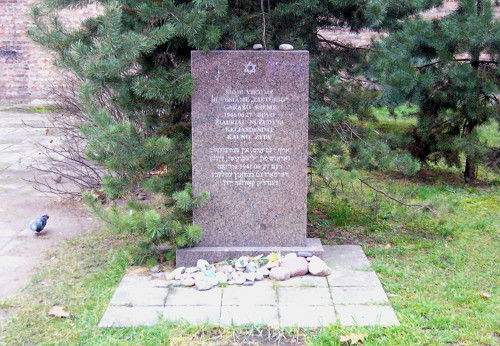 Kaunas, 2011, Gedenkstein für die Opfer des Massakers bei den »Lietūkis-Garagen«, Stiftung Denkmal 