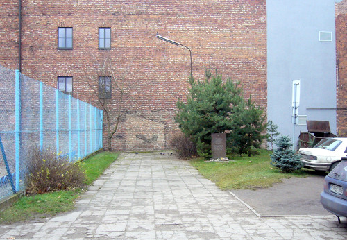 Kaunas, 2011, Standort des Gedenkstein im Innenhof einer Schule, Stiftung Denkmal