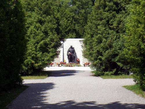 Tallinn, 2007, Der Bronzesoldat am Militärfriedhof, kalevkevad