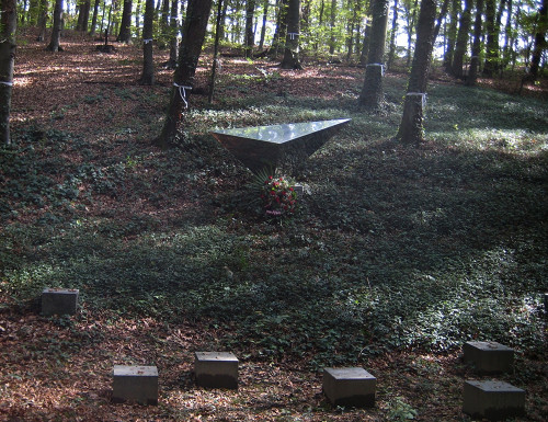 Zagreb, 2012, Denkmal im Tal des Parks mit symbolischen Grabsteinen, Stiftung Denkmal, Philipp Sukstorf