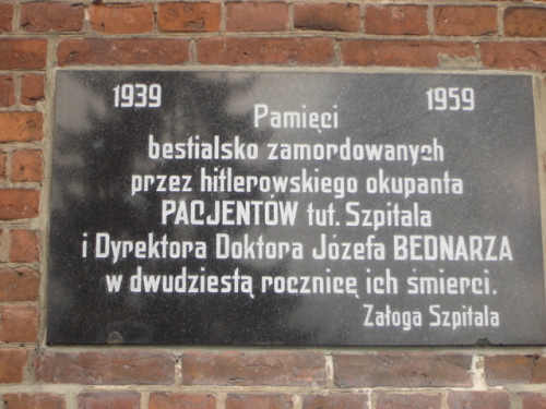 Schwetz, 2003, Gedenktafel für die ermordeten Patienten und Direktor Józef Bednarz, Szpital dla Nerwowo i Psychicznie Chorych w Świeciu