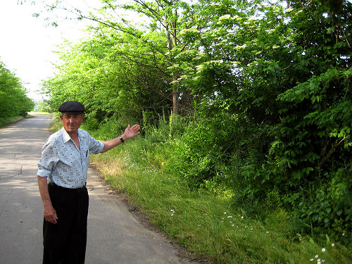 Bogdanowka, 2008, Ein Augenzeuge zeigt den Weg zur Erschießungsstätte, Ron Vossler