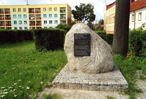 Goldap, 2009, Gedenkstein am ehemaligen Standort der Synagoge, Stiftung Denkmal