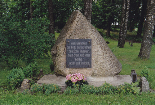 Goldap, 2009, Der 1992 errichtete Gedenkstein für die früheren deutschen Bewohner Goldaps, der auch die Juden einschließt, Stiftung Denkmal