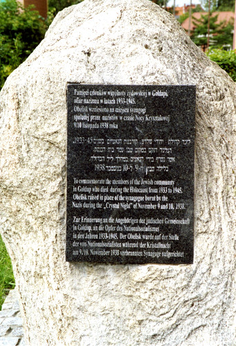 Goldap, 2009, Viersprachige Inschrift am Gedenkstein am ehemaligen Standort der Synagoge, Stiftung Denkmal