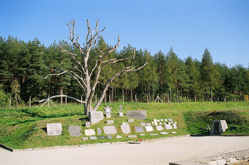 Groß-Rosen, 2007, Ehemalige Hinrichtungsstätte mit Gedenktafeln, Alan Collins