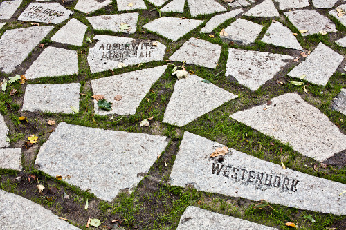 Berlin, 2012, Namen von Konzentrationslagern auf Steinen, die den Brunnen umgeben, Stiftung Denkmal, Marko Priske
