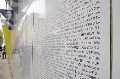 Riga, 2010, Tafel mit Namen lettischer Holocaustopfer, Rīgas geto un Latvijas Holokausta muzejs