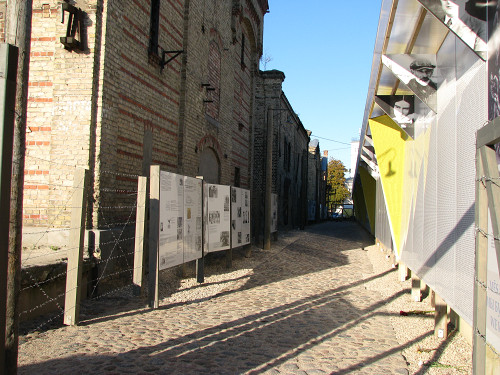 Riga, 2010, Außenausstellung im Hof des Museums, Rīgas geto un Latvijas Holokausta muzejs