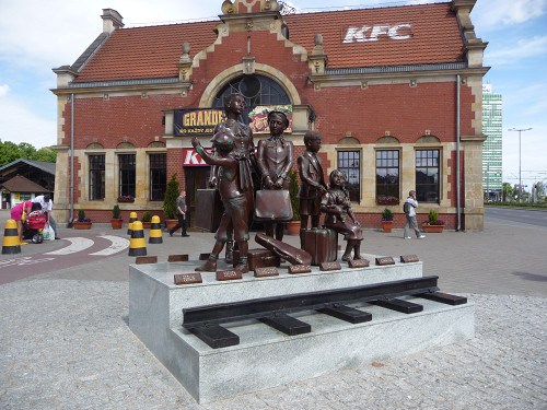 Danzig, 2009, Denkmal vor dem Hauptbahnhof, Dora Schirmer