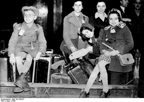 London, 1939, Jüdische Flüchtlingskinder aus Danzig mit ihrem Gepäck auf dem Liverpool Street Bahnhof in London, Bundesarchiv, Bild 183-S65257